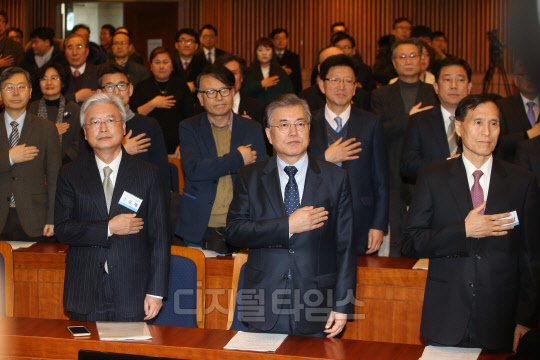 문재인 전 더불어민주당 대표(가운데)가 10일 서울 여의도 국회 헌정기념관에서 열린 대한민국 바로 세우기 제3차 포럼 '재벌적폐 청산, 진정한 시장경제로 가는길'에서 조윤제 정책공간 국민성장 소장 등 참석자들과 국민의례를 하고 있다. 유동일기자 eddieyou@
